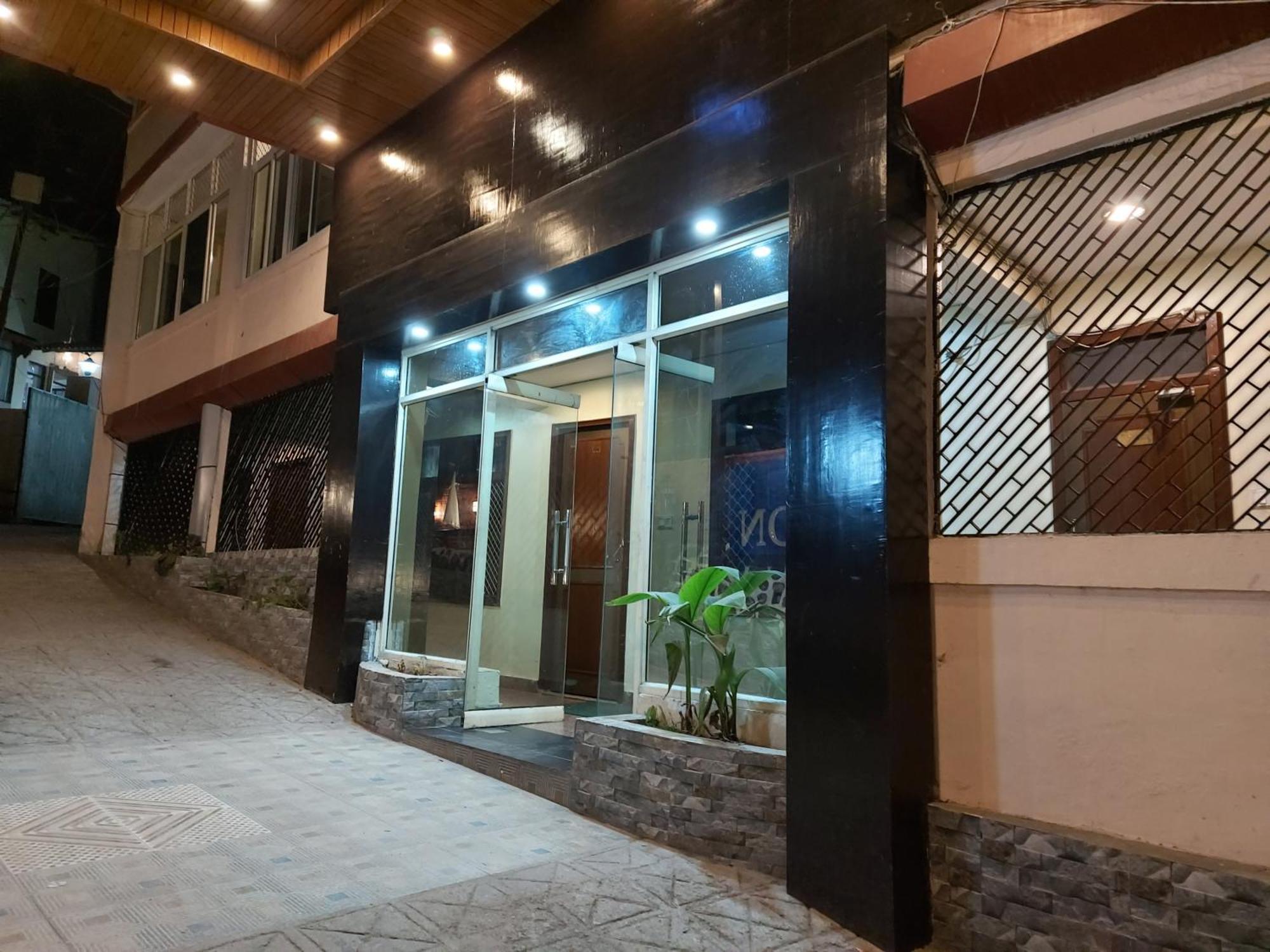 Goroomgo Moon Nainital Near Naini Lake - Parking & Lift Facilities -Hygiene And Spacious Room - Best Seller Экстерьер фото